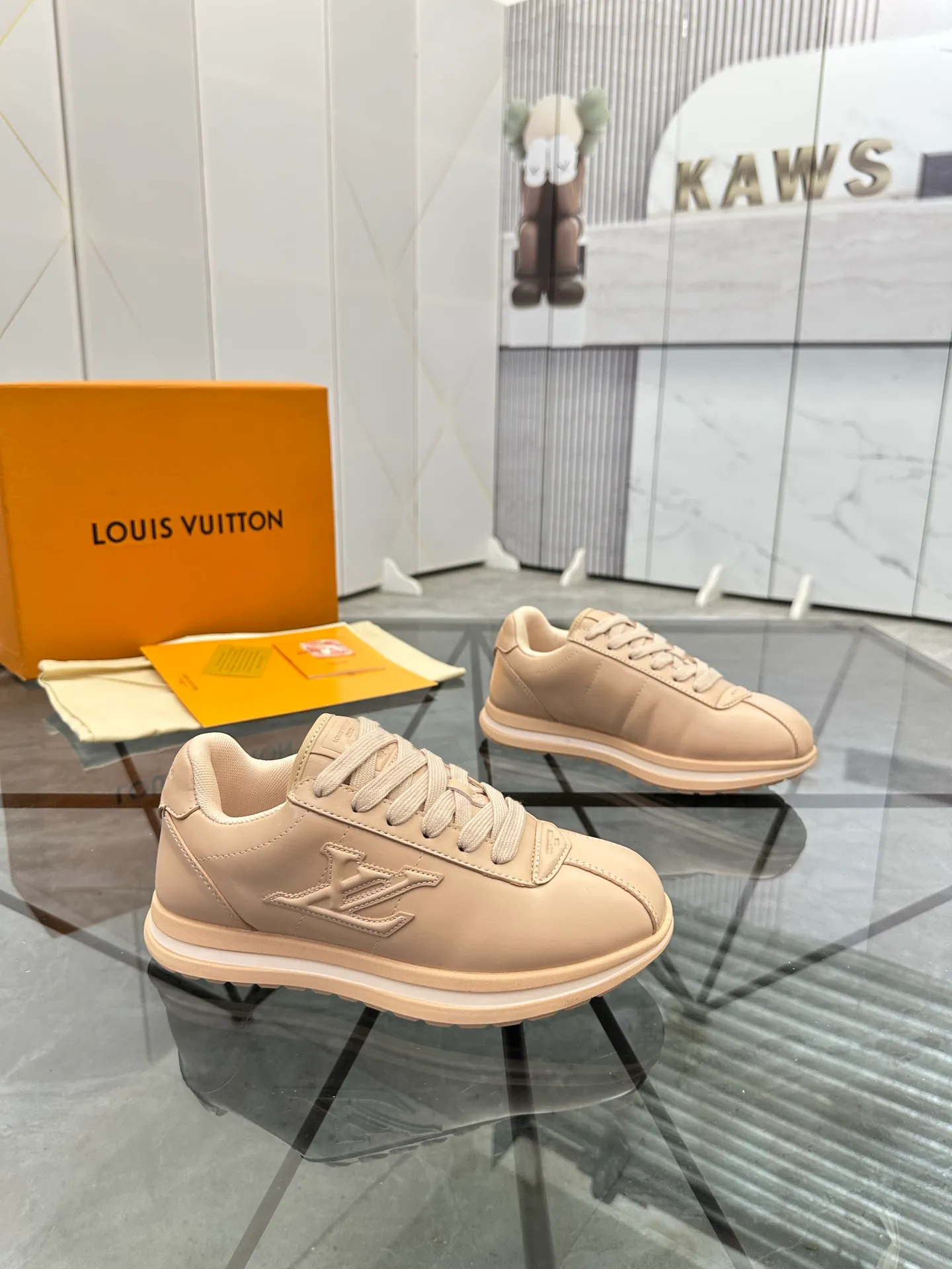 Men's shoes: 💰P700¥ Top quality Product trademark: LV* "Louis Vuitton*" low-top casual shoes Regular size: 35-45 (can be customized to 46) Couple style Product materials: Imported cowhide upper, breathable lining, original outsole. Number: two